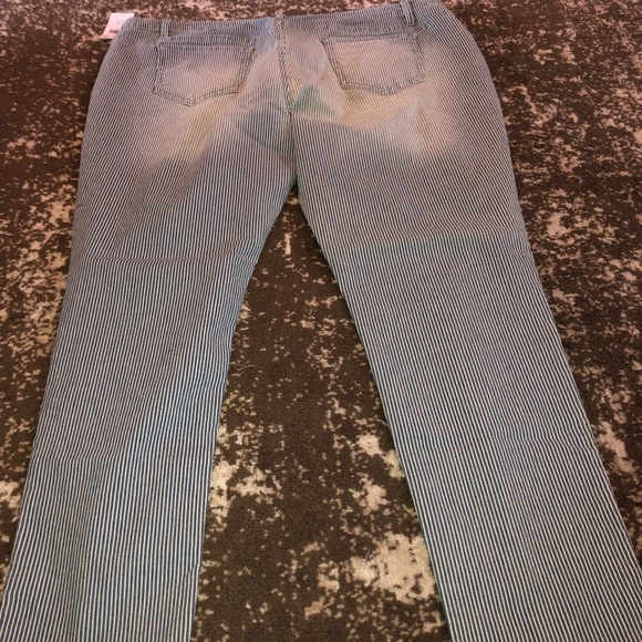 Distressed pin stripe maternity pants - Picture 4 of 4